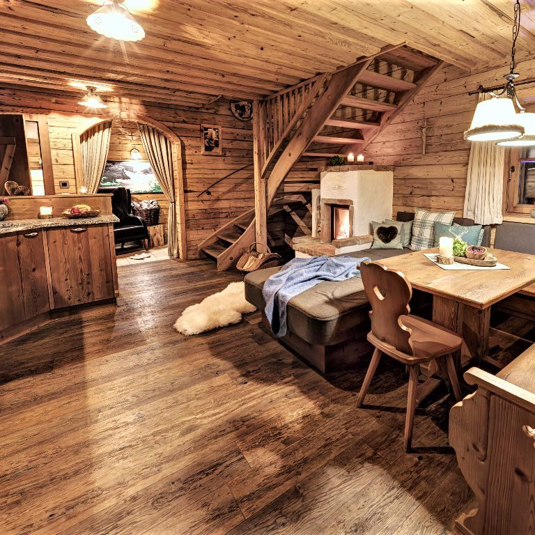 Almchalet Stube im BERGHERZ Chaletdorf in Österreich