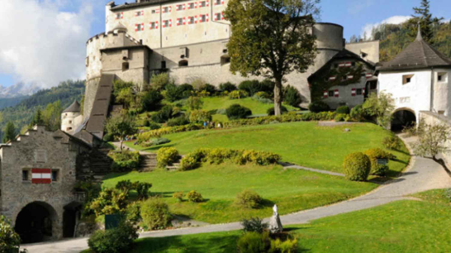 Burg Hohenwerfen im Sommer im eigenen Chalet