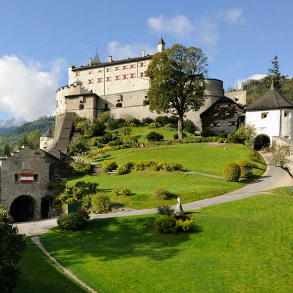 Burg Hohenwerfen im Sommer im eigenen Chalet