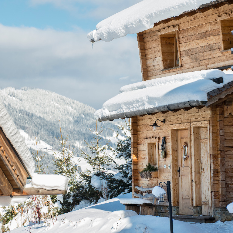 Chalet an der Piste im Alpendorf