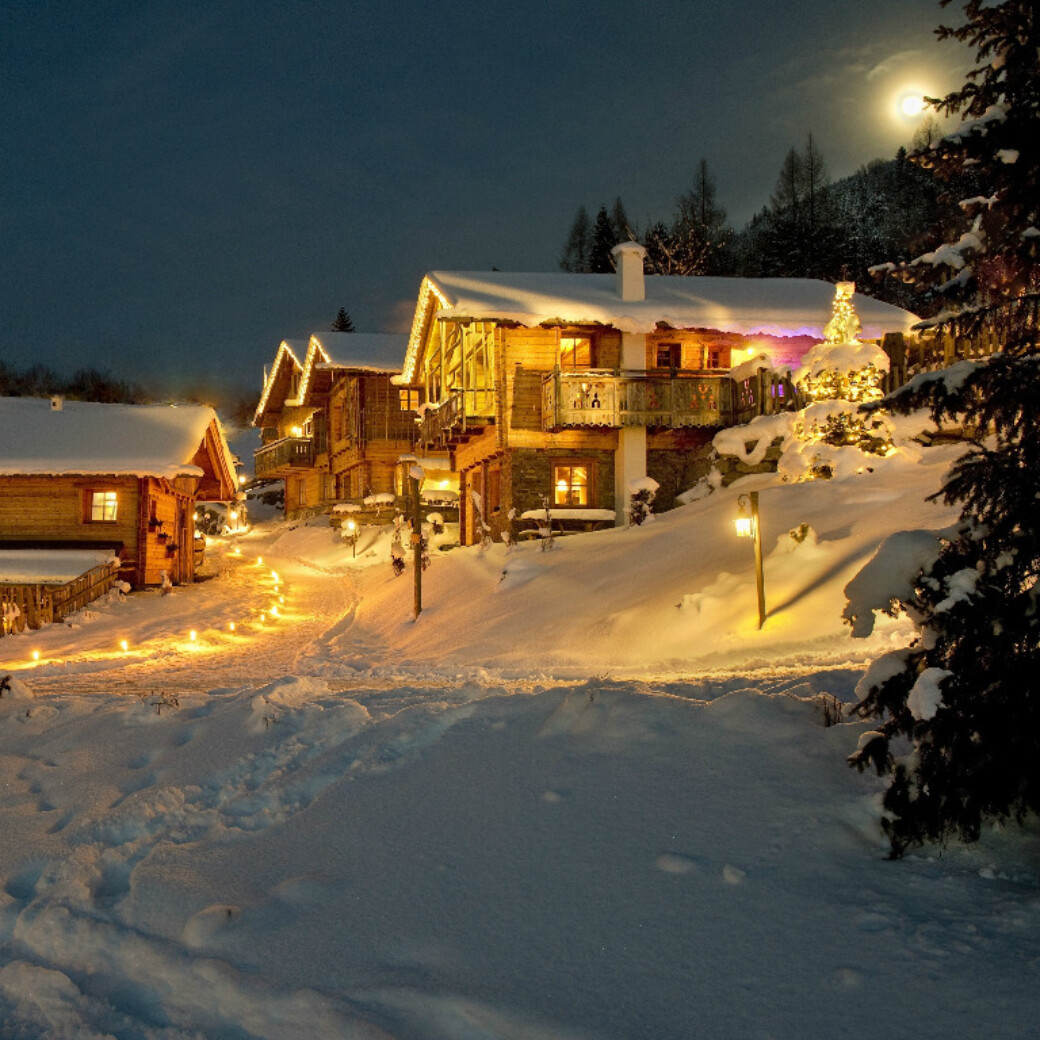 Chalets im Winter in Österreich