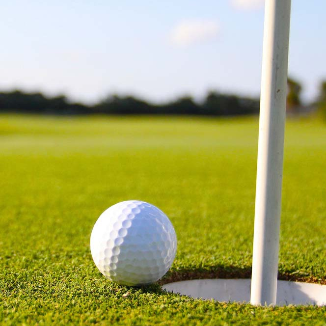 Golf im Feriendorf im Sommer in Österreich