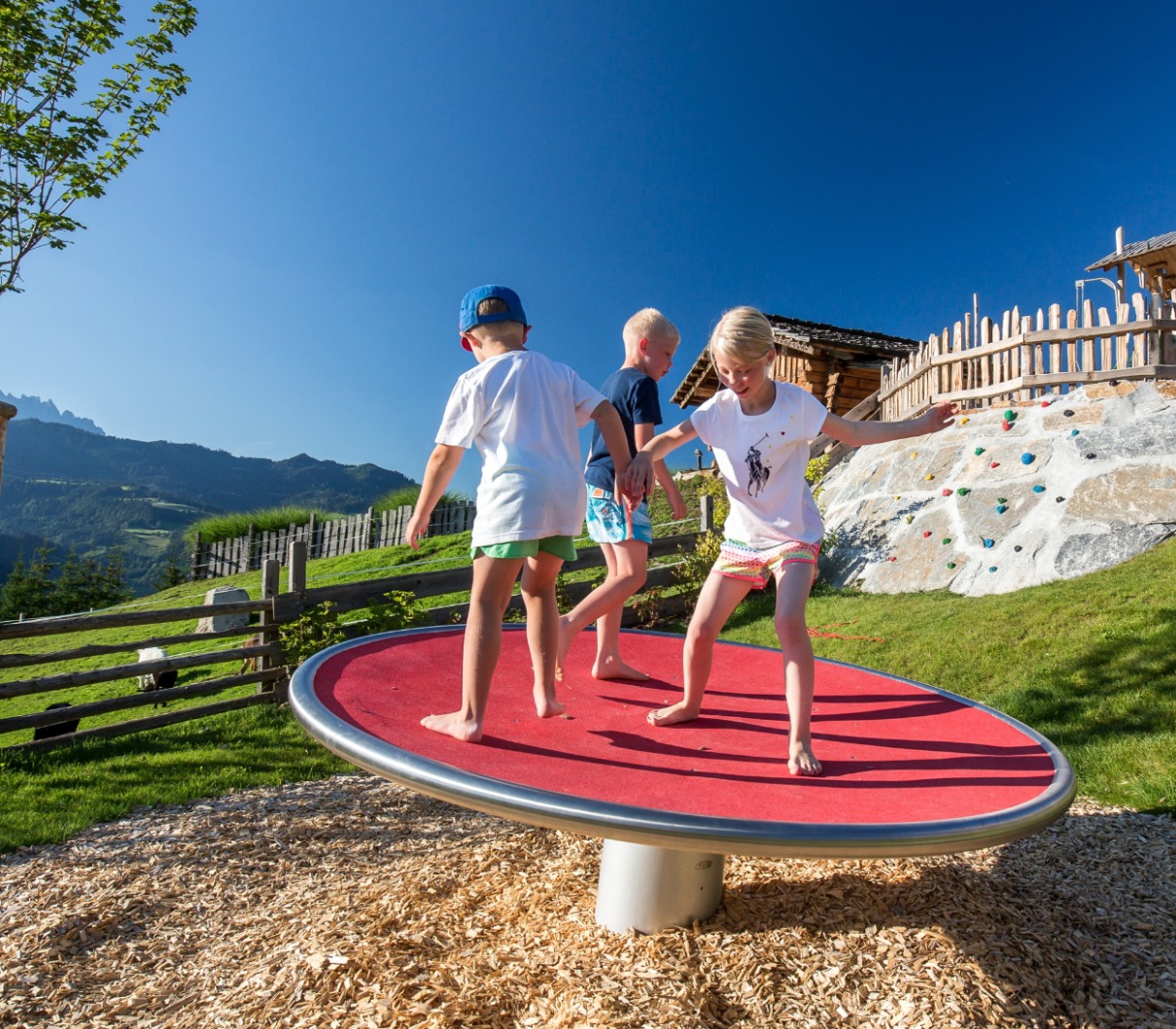 Kinderparadies im Almdorf St Johann in Österreich