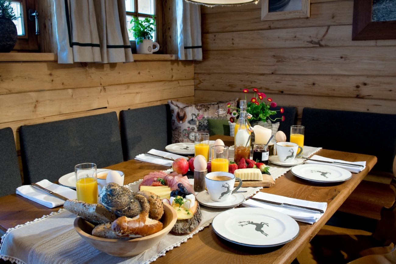 lodges-oesterreich-fruehstueck-kamin-1300x867.jpg