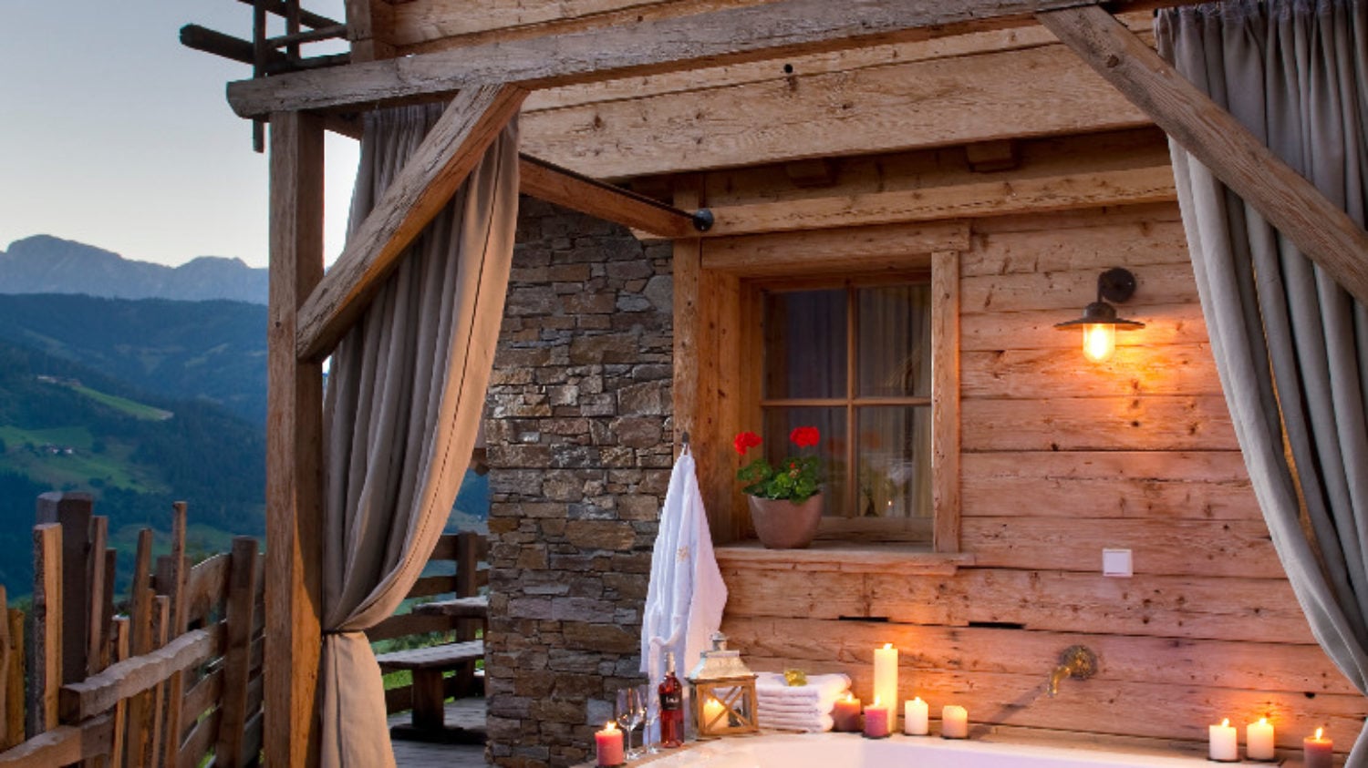 Outdoor Whirlpool im Almdorf Chalets BERGHERZ