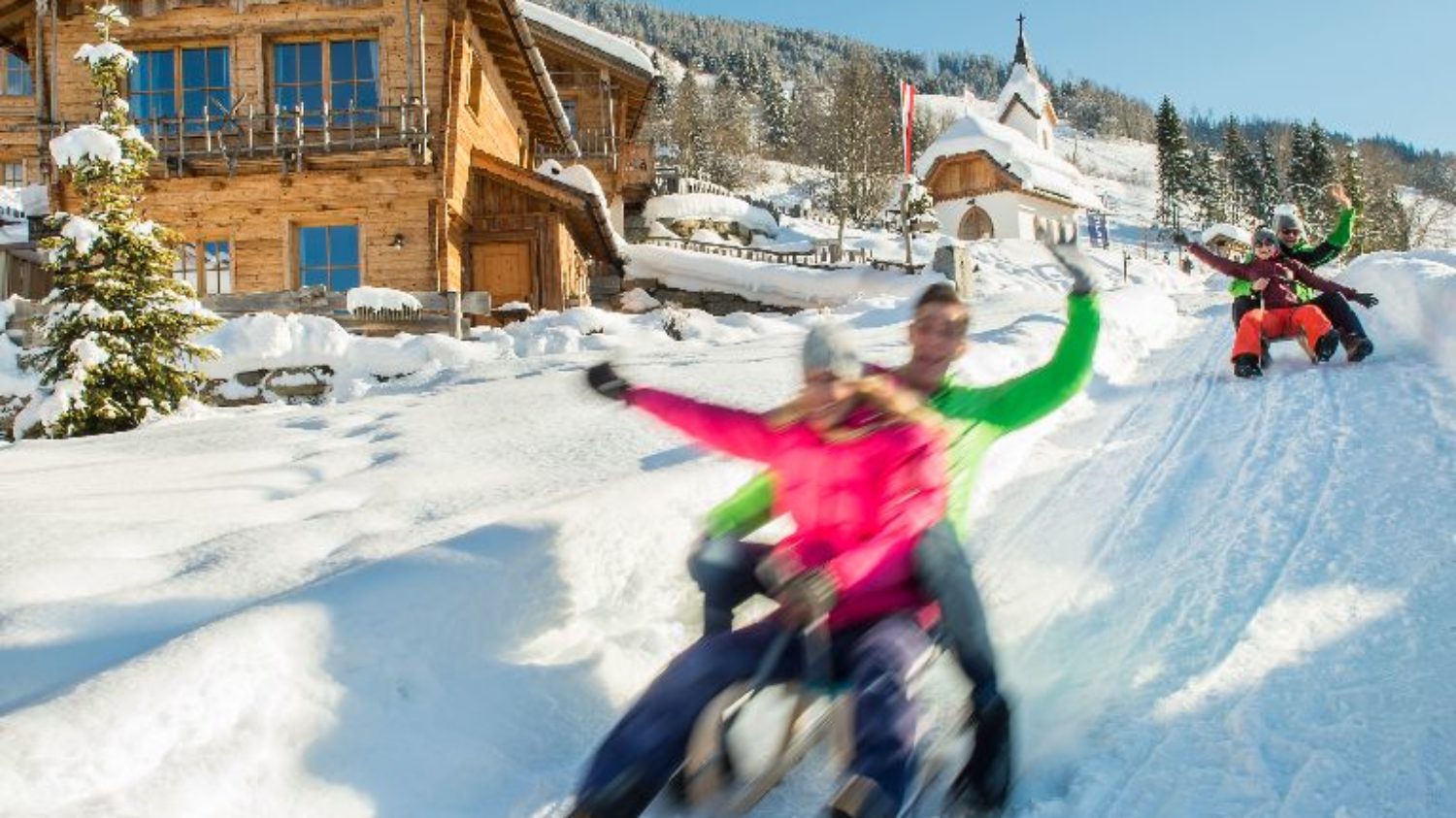 Schlittenfahren im Winterurlaub im Almdorf