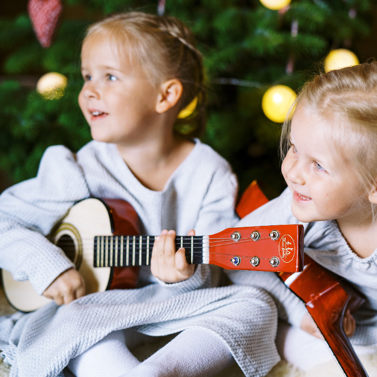 Weihnachtsmarkt mit Kinder im Salzburger Land