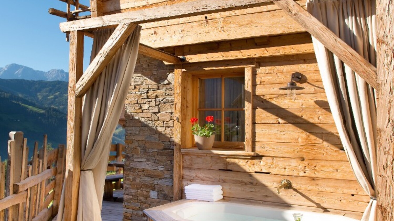 Wellnessurlaub Alpendorf Sommer im Chaletdorf