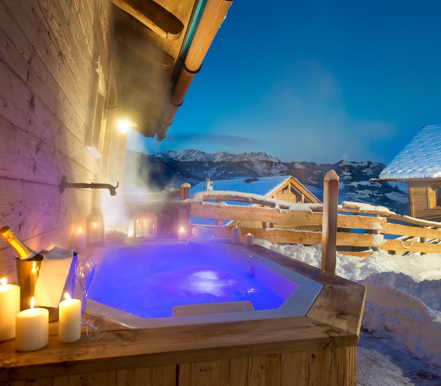 Whirlpool im Winterurlaub im Chaletdorf in Österreich