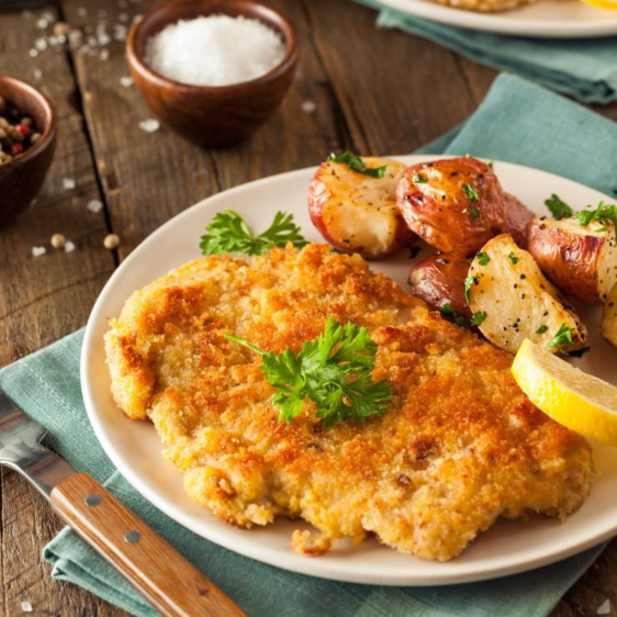 Wiener Schnitzel in der Almhütte im Chaletdorf BERGHERZ