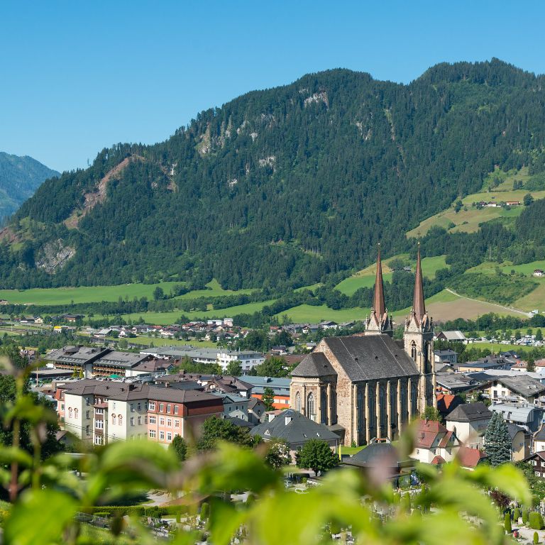 St Johann im Pongau - Pongauer Dom in der Stadt (Römisch-katholische Dekanatspfarrkirche) - Chaletdorf BERGHERZ im Salzburger Land Österreich