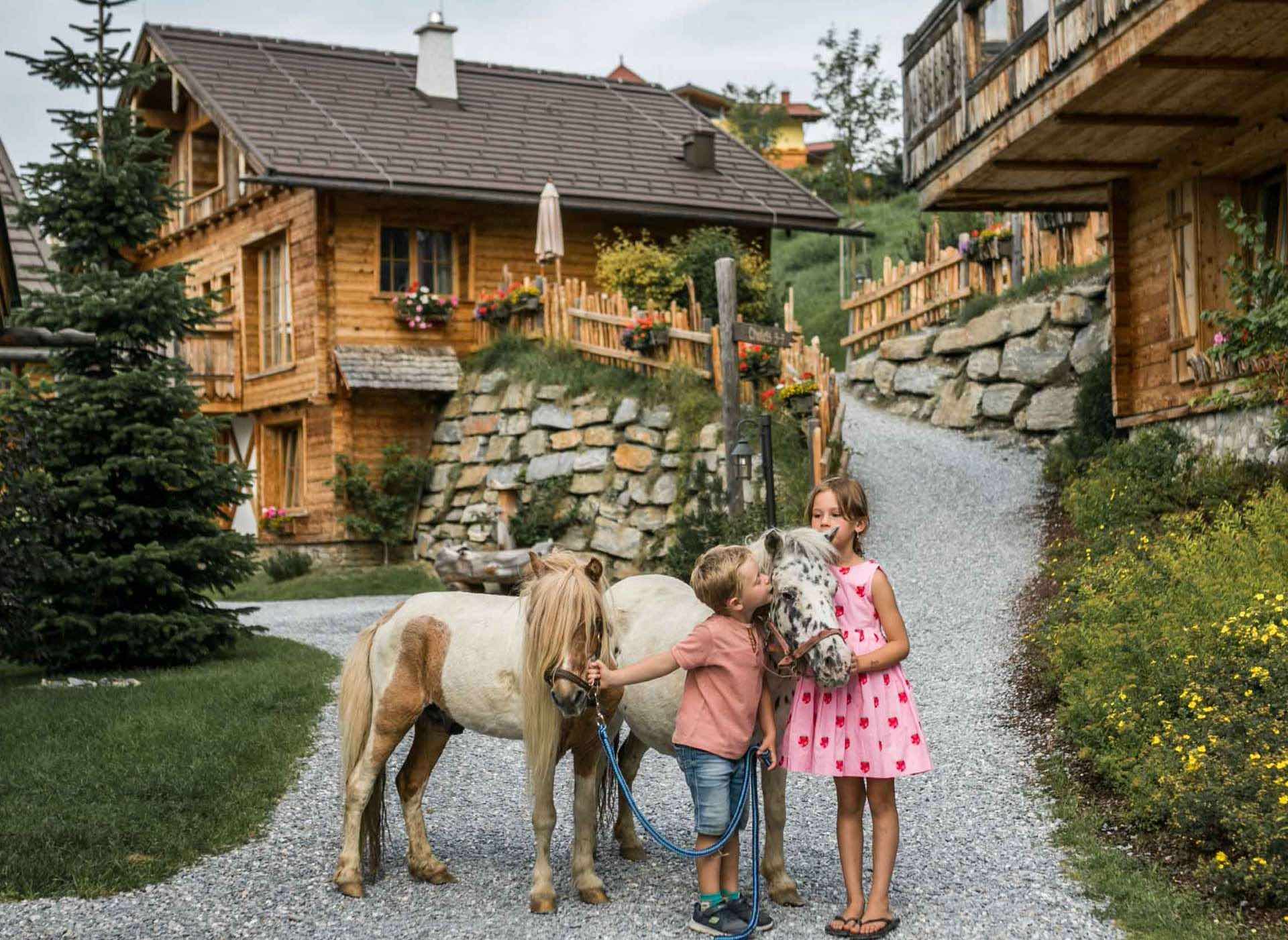 Familienurlaub im Chalet in Österreich - Kinder mit Ponys - Chaletdorf BERGHERZ