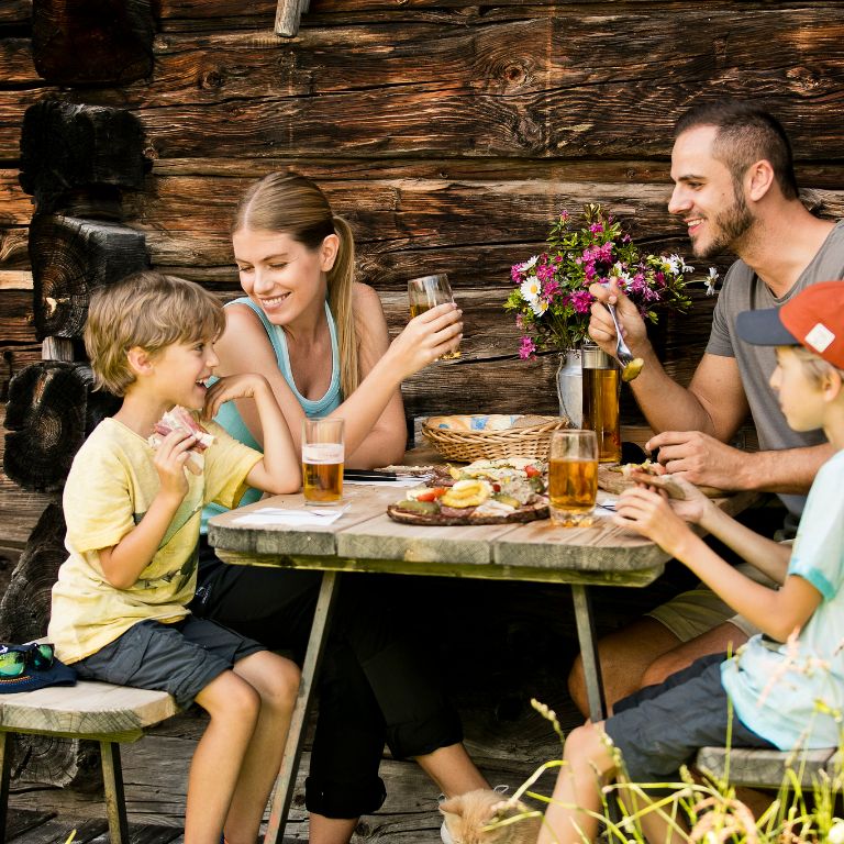 Familienurlaub im Sommer in Österreich - Highlights im Salzburger Land - Wandern in den Bergen mit Hüttenbesuch