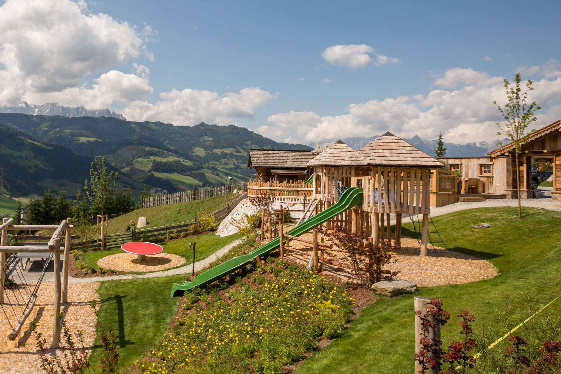 Familienurlaub Österreich - NEU im Chaletdorf BERGHERZ Kinderspielplatz mit zahlreichen Attraktionen