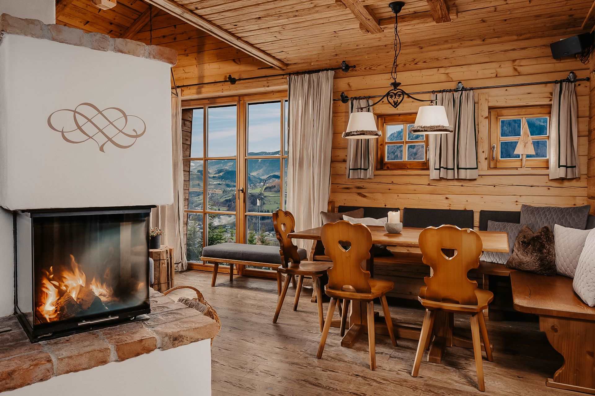 Alpen-Chalet im Chaletdorf BERGHERZ - Wohmbereich mit Kamin