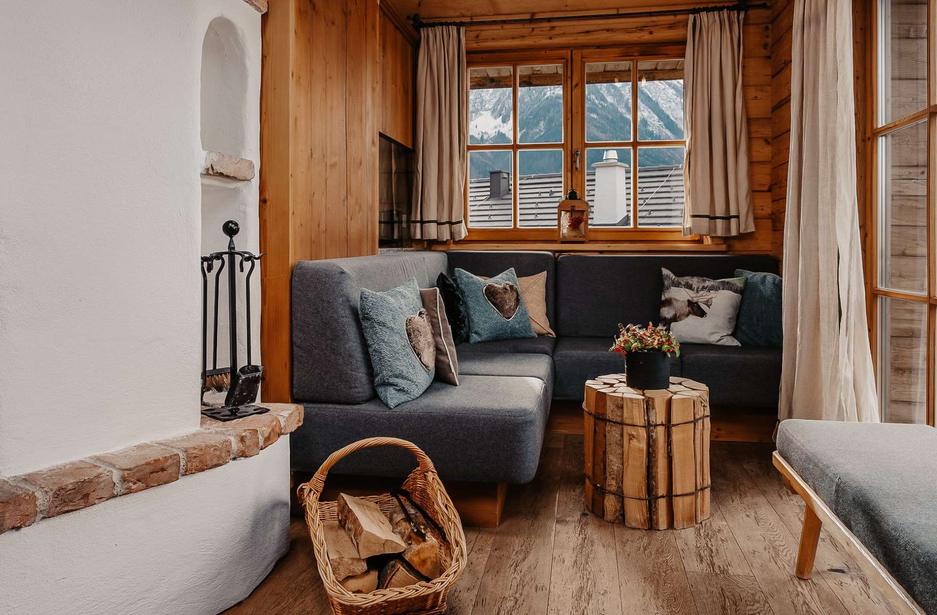 Wohnzimmer mit Kamin im Alpenchalet im Chaletdorf BERGHERZ in Österreich