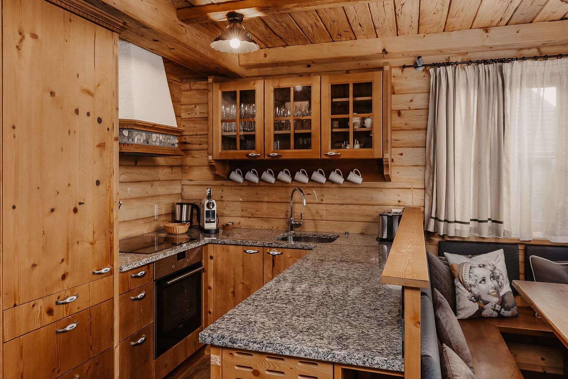 Küche im Bergchalet im Chaletdorf BERGHERZ in Österreich