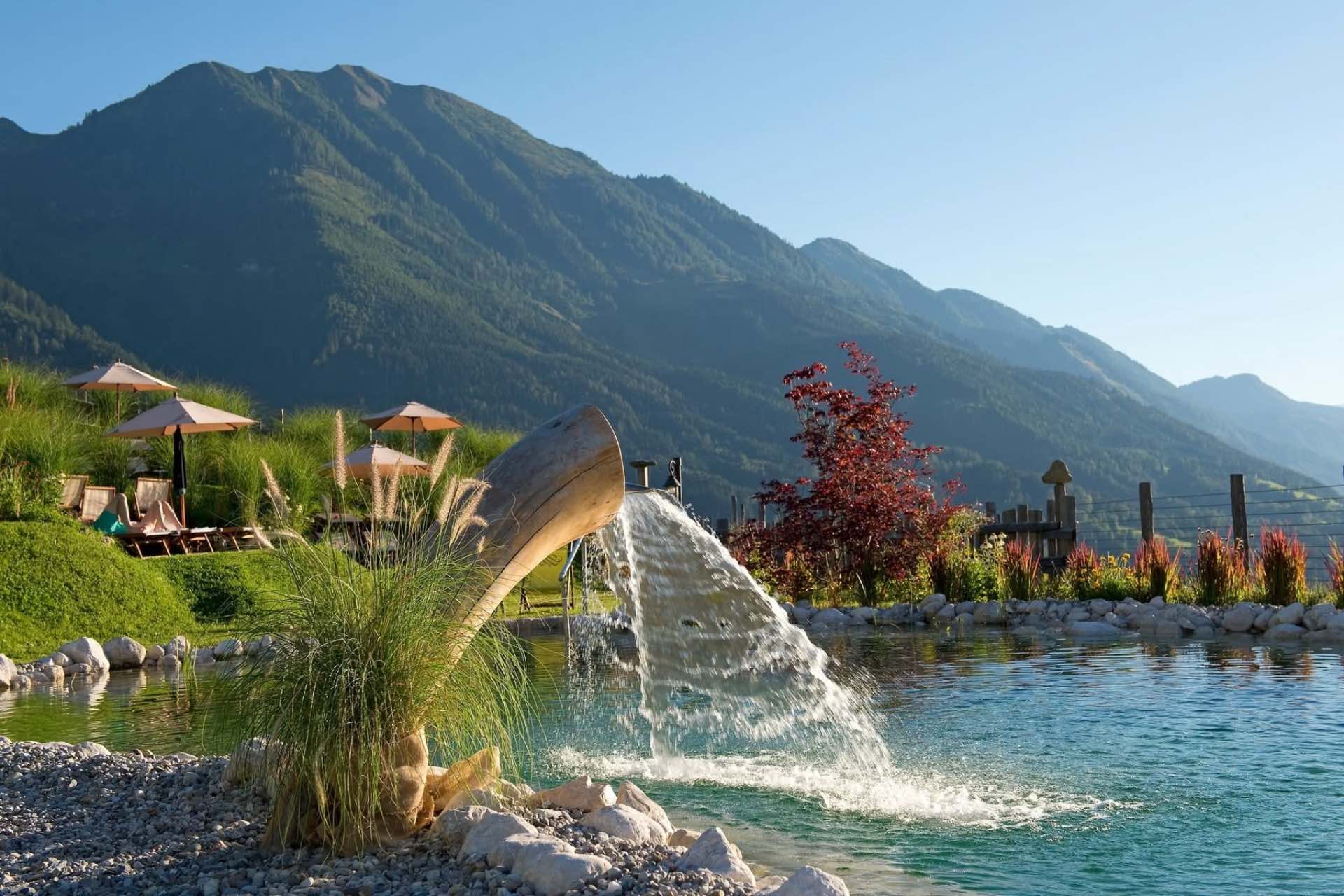 Almdorf BERGHERZ – der schönste Badesee mit Relaxbuchten in Österreich - traumhafter Blick direkt in die Berge