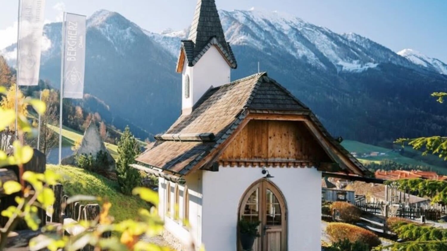 Kirche im Chaletdorf BERGHERZ in Österreich – optimal für eine romantische Hochzeit in den Bergen