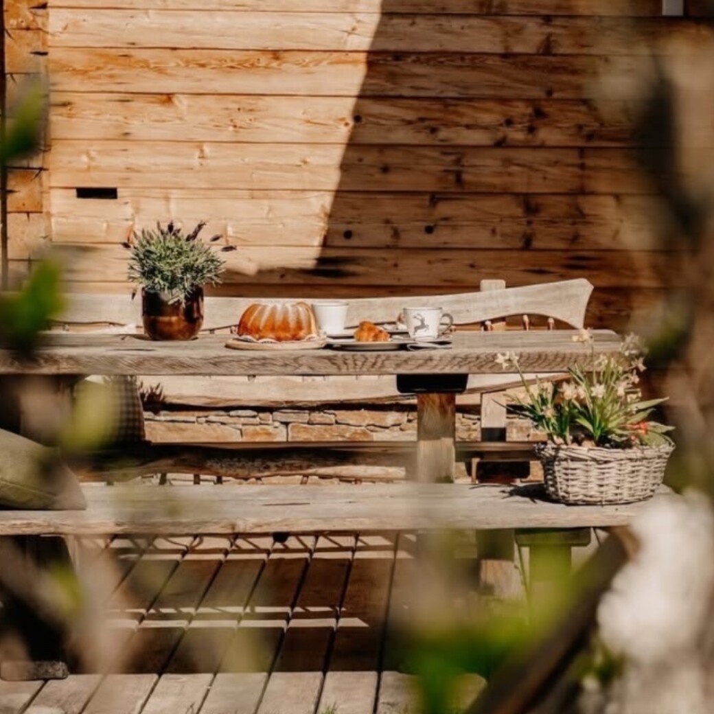 Almdorf BERGHERZ – Chalet Terrasse im Sommer – einzigartiger Blick in die Berge – die schönsten Chalets in Österreich