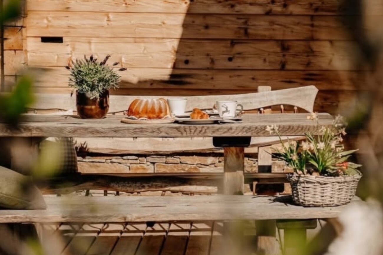 almdorf terrasse sommer