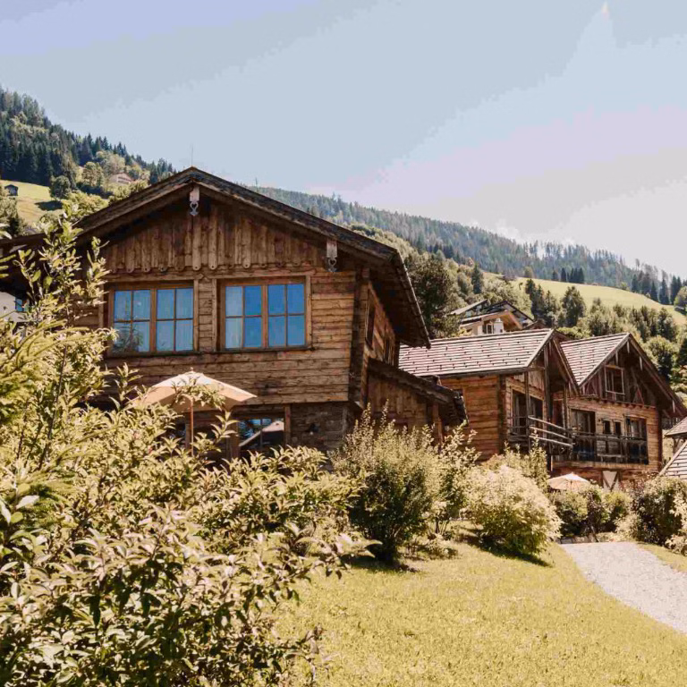 Luxus-Chalet im Chaletdorf BERGHERZ in Österreich - Chalets mit Kamin - eigener Sauna und Outdoor-Whirlpool