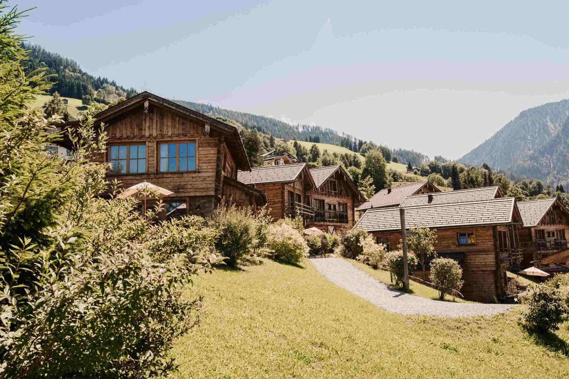 Chalets im Chaletdorf BERGHERZ in Österreich - traumhafte Lage direkt in den Bergen