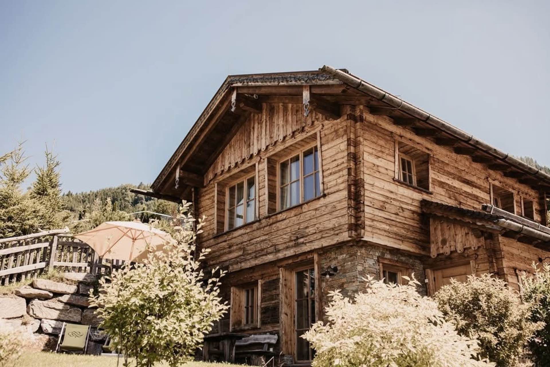 Luxus-Chalet mit Terrasse im Chaletdorf BERGHERZ – die schönsten Chalets mit Outdoor-Whirlpool und Sauna
