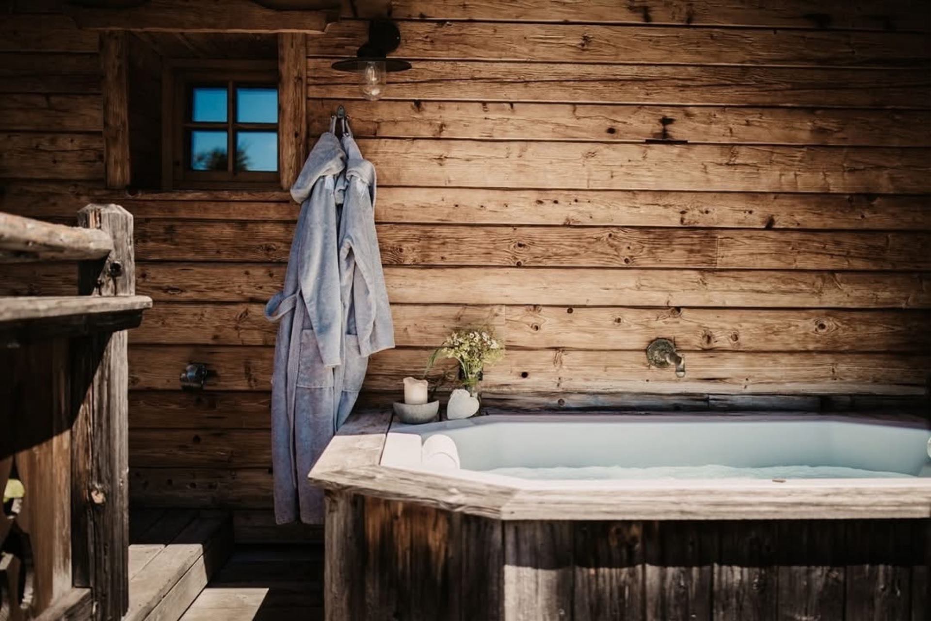 Luxus-Chalet mit Outdoor-Whirlpool im Chaletdorf BERGHERZ – die schönsten Chalets mit Whirlpool und Sauna