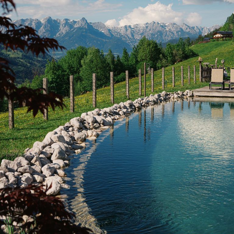 Badesee im Chaletdorf in Österreich - traumhafter Blick in die Berge