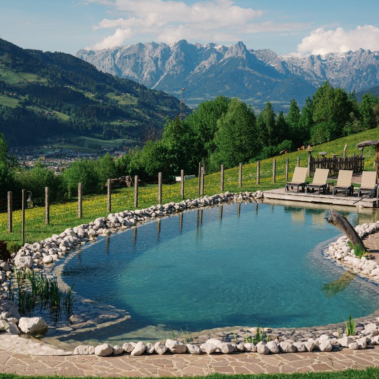 Chaletdorf mit eigenem Badesee in Österreich - traumhafte Lage - glasklares Wasser - optimal für einen Familienurlaub im Sommer in den Bergen