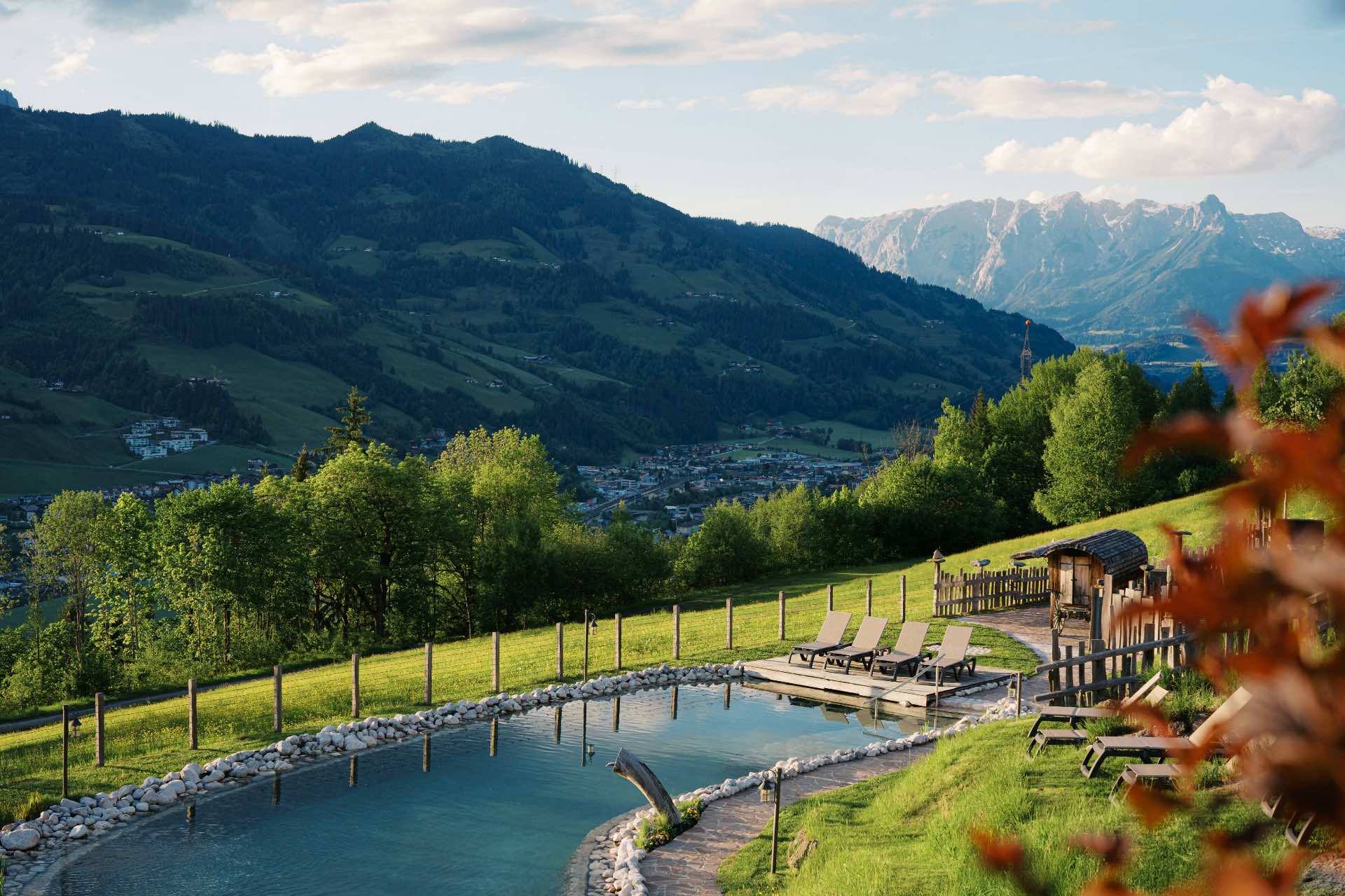 Chaletdorf BERGHERZ in Österreich - Naturbadesee mit Blick in die Berge - Sommerurlaub mit der Familie