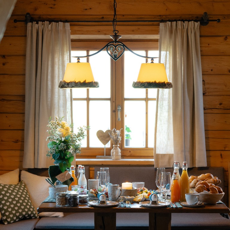Frühstück im Chalet in Österreich - einzigartiges Bergfrühstück für die ganze Familie