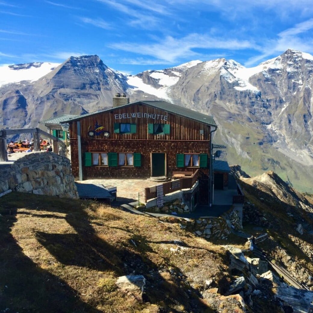 Großglockner Edelweißhütte auf 2.571 m - die schönste Aussicht auf dem Großglockner in Österreich - einzigartig in den Alpen