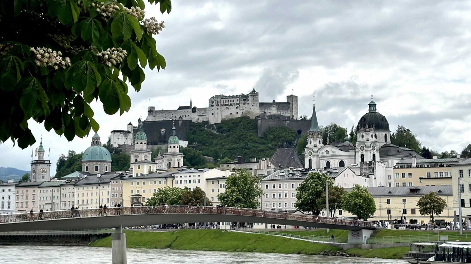 Mozartstadt Salzburg - Kulturstadt und UNESCO Weltkulturerbe im Salzburger Land in Österreich - Fluss Salzach