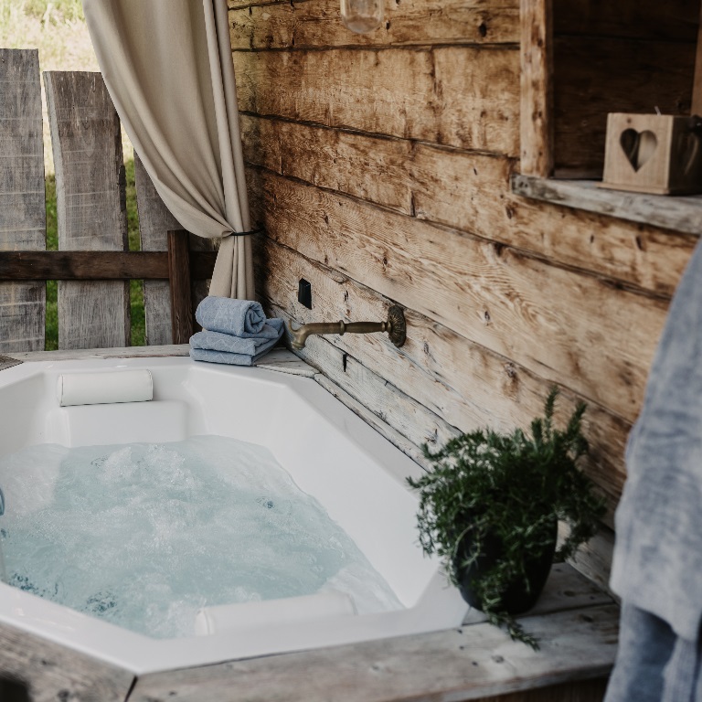 Luxus-Chalet mit großem Wellnessbereich - Outdoor-Whirlpool, Sauna und Kamin im Ruhebereich im Chaletdorf BERGHERZ im Salzburger Land in Österreich – die schönsten Chalets mit traumhaftem Wellnessbereich