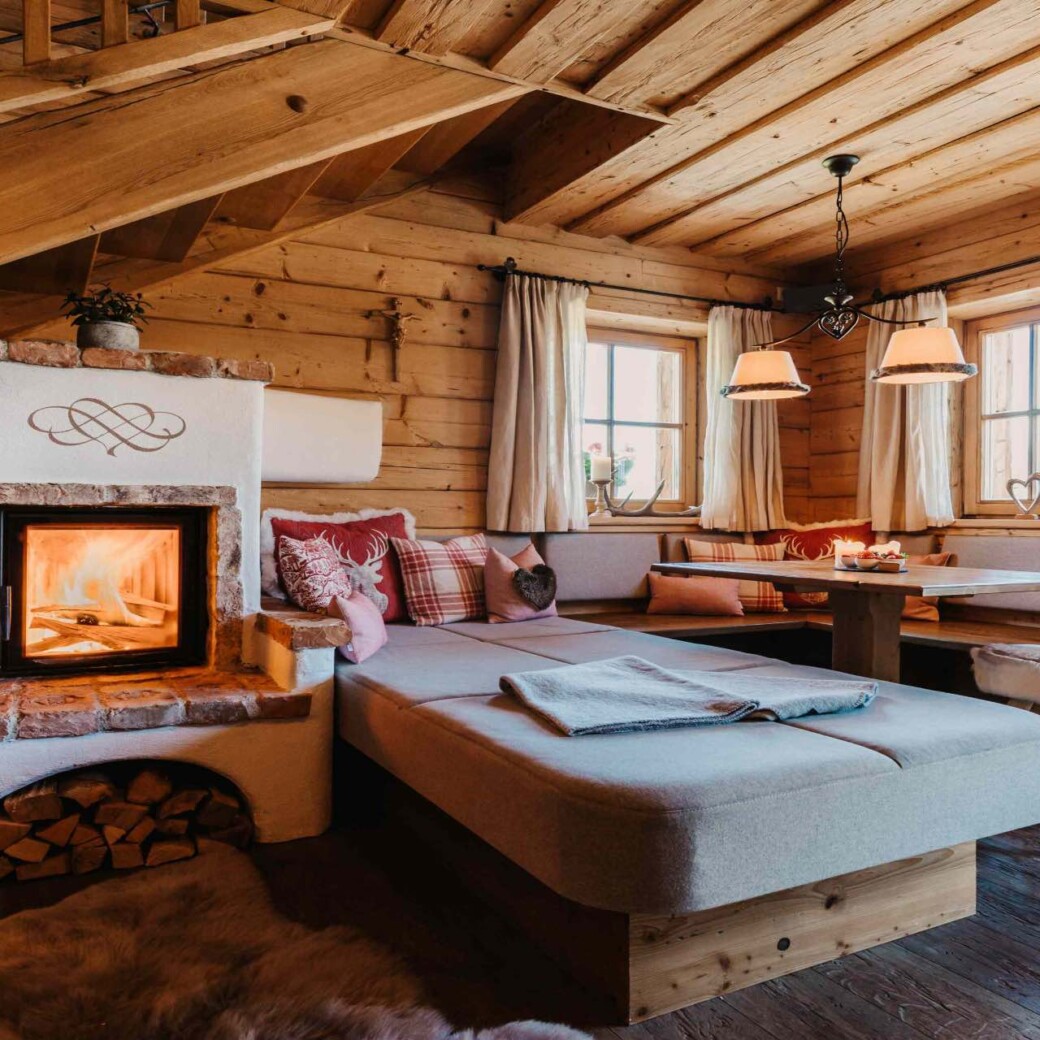 Almchalet mit Kamin, Outdoor-Whirlpool und Sauna im Chaletdorf BERGHERZ in Österreich – Die schönsten Almchalets im Salzburger Land – traumhafte Lage direkt im Skigebiet
