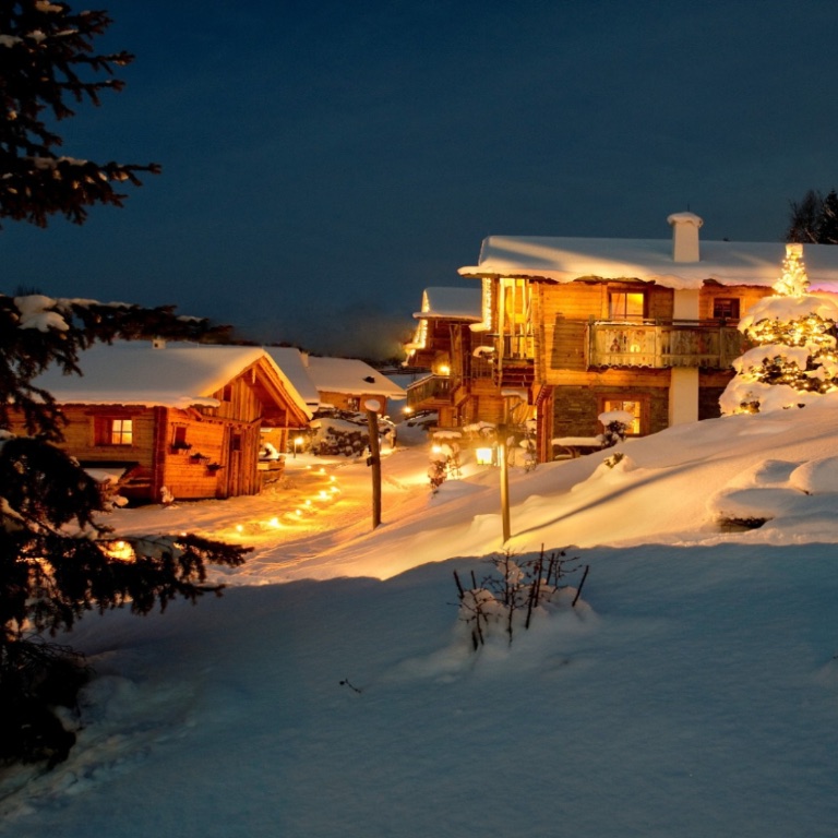 Almchalet im Chaletdorf BERGHERZ in Österreich – traumhafte Lage direkt im Skigebiet – Abendstimmung im Schnee