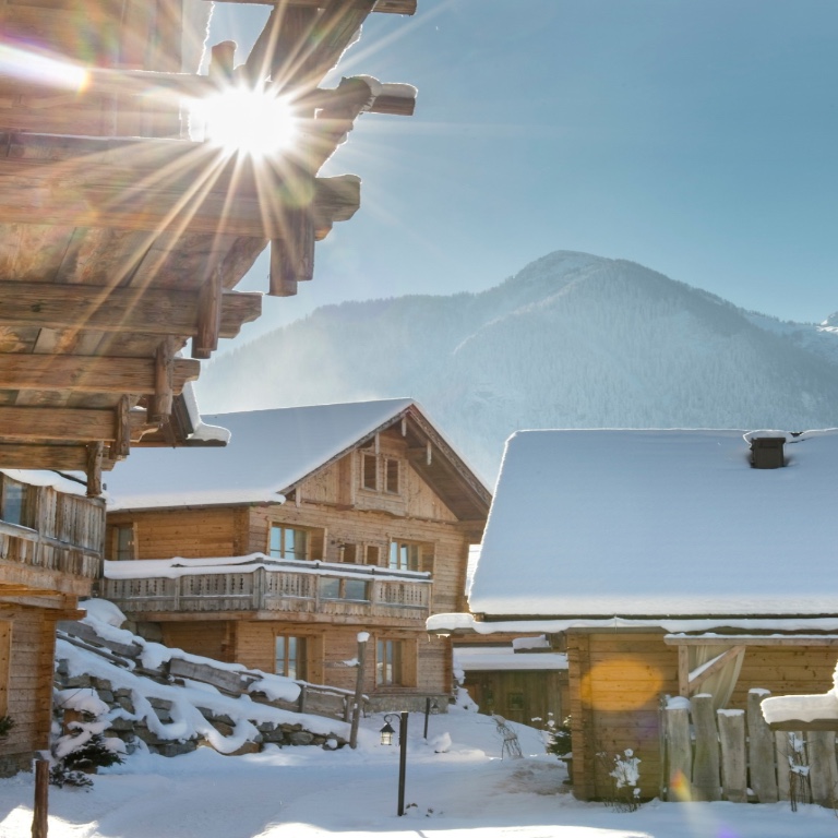 Chalets in Österreich – traumhafte Lage direkt im Skigebiet - die schönsten Chalets mit Outdoor-Whirlpool und Sauna im Chaletdorf BERGHERZ im Salzburger Land.
