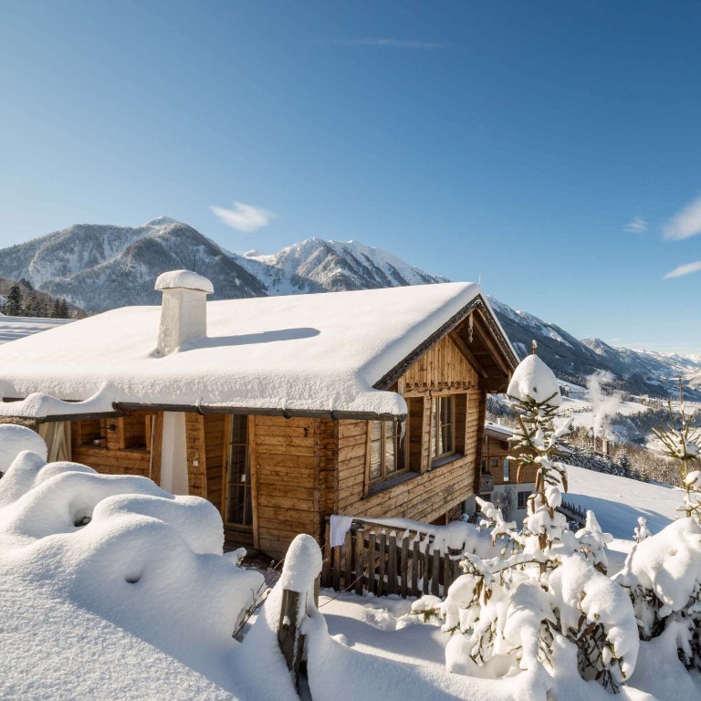 Kuschel-Chalet direkt an der Skipiste - die schönsten Chalets mit Outdoor-Whirlpool und Sauna im Chaletdorf BERGHERZ in Österreich.
