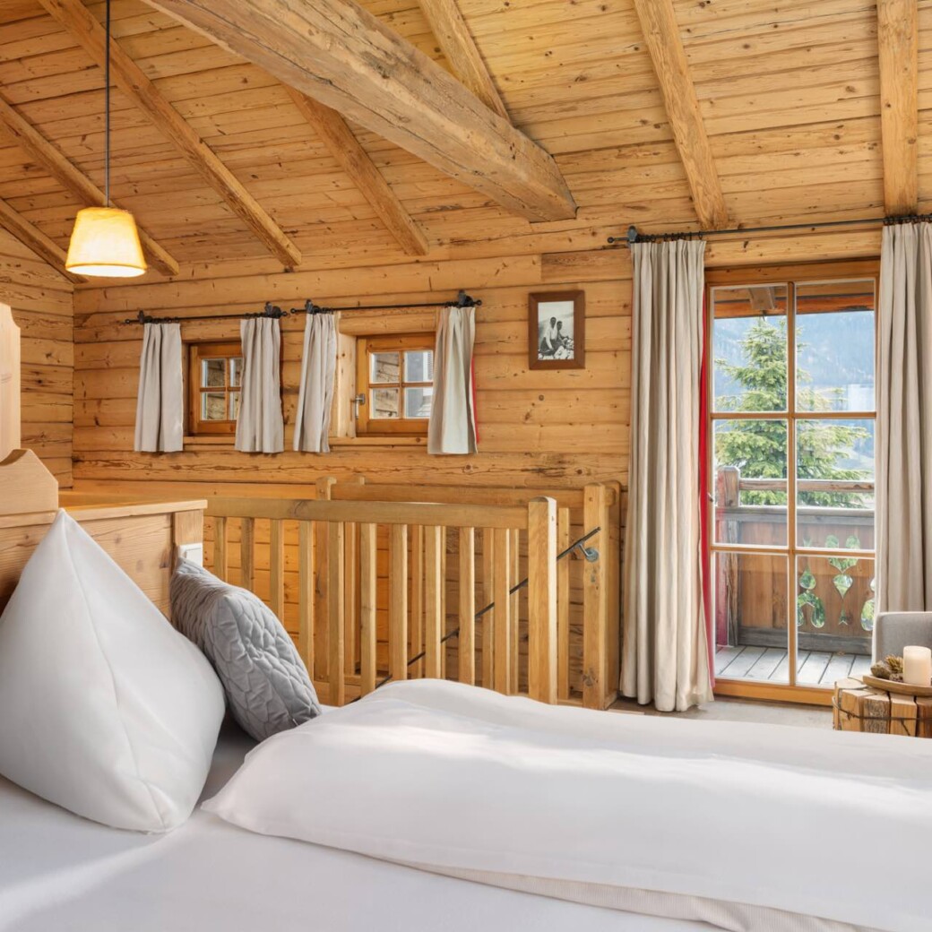 Chalet Schlafzimmer mit Sitzecke und TV im Chaletdorf BERGHERZ in Alpendorf – Salzburger Land in Österreich