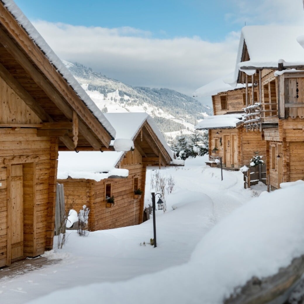Luxus-Chalet mit Sauna und Outdoor-Whirlpool im traumhaften Winterdorf in Österreich – die schönsten Chalets für Familien mit Kindern, zu Zweit oder mit Freunden.