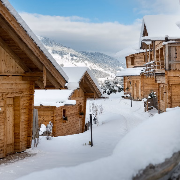 Luxus-Chalet mit Sauna und Outdoor-Whirlpool im traumhaften Winterdorf in Österreich – die schönsten Chalets für Familien mit Kindern, zu Zweit oder mit Freunden.