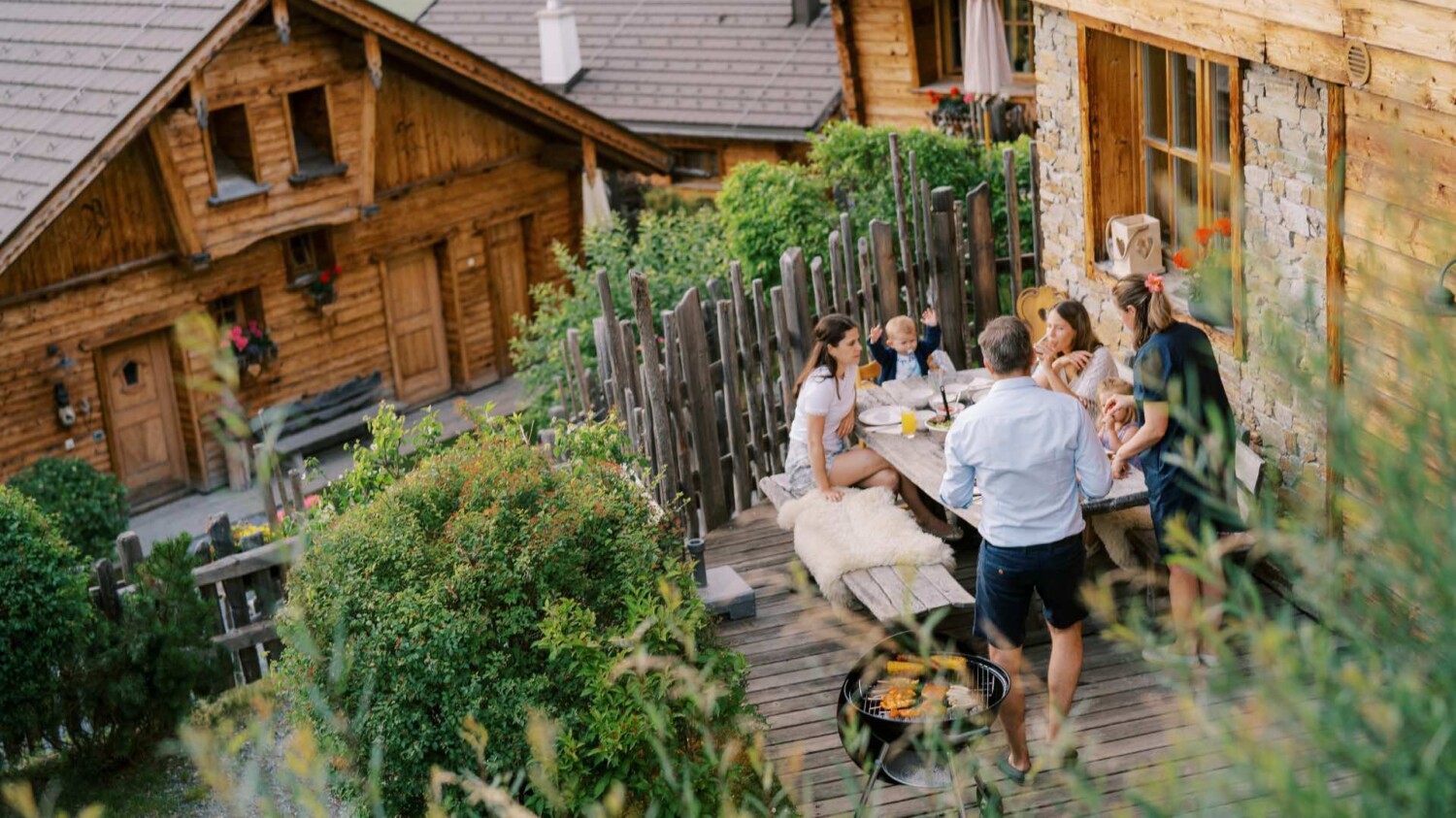 Familienurlaub im Chaletdorf BERGHERZ mit BIO-Badesee, romantischen Liegebuchten, Sonnenliegen und Sonnenschirmen. In der BERGHERZ Lounge gibt es kühle Getränke und Eis.