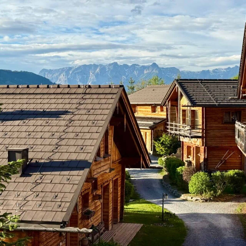 Almdorf in Alpendorf St. Johann im Pongau in Österreich – traumhafte Lage direkt in den Bergen im Salzburger Land. Chalets für 2 – 8 Personen.