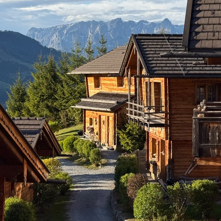 Chaletdorf direkt in den Bergen im Salzburger Land in Österreich – traumhafte Lage der 11 Luxus-Chalets für 2 – 8 Personen. Optimal für einen Sommerurlaub zum Wandern, Biken oder Rafting in den Alpen.