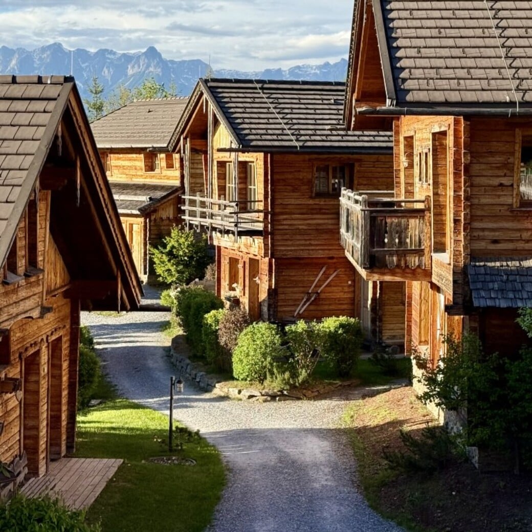 Chalets im Chaletdorf in Österreich – traumhafte Lage direkt in den Bergen im Salzburger Land. 11 Luxus-Chalets für 2 – 8 Personen.