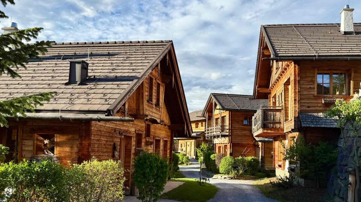 Chalets im Chaletdorf BERGHERZ im Salzburger Land in Österreich – traumhafte Lage direkt in den Bergen.