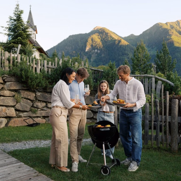 Genuss 16 Grillen vor dem Chalet im Almdorf Sankt Johann im Pongau im Salzburger Land - Österreich